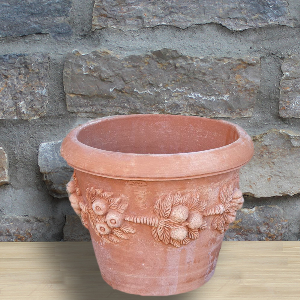 impruneta terracotta mit pflanztopf mit fruechten verziert 